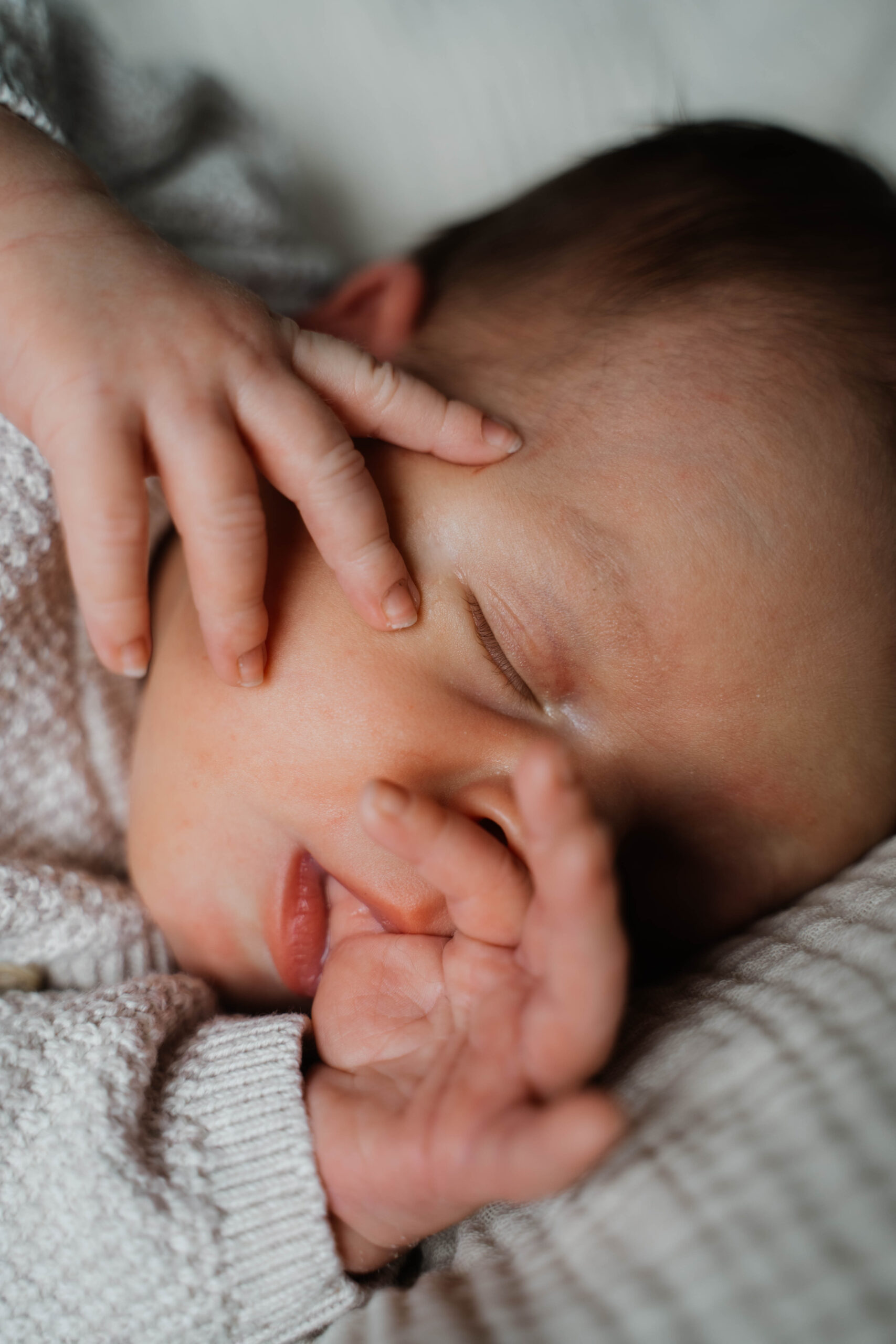 Neugeborenes schläft