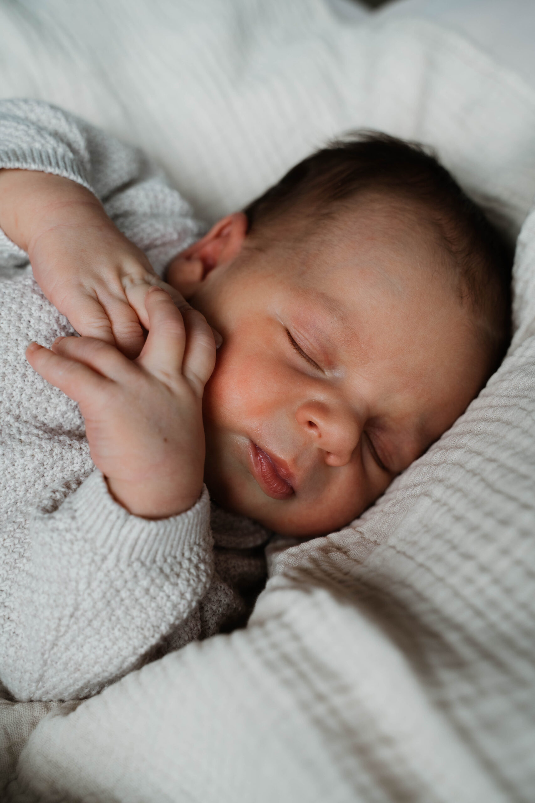 Neugeborenes Baby schläft