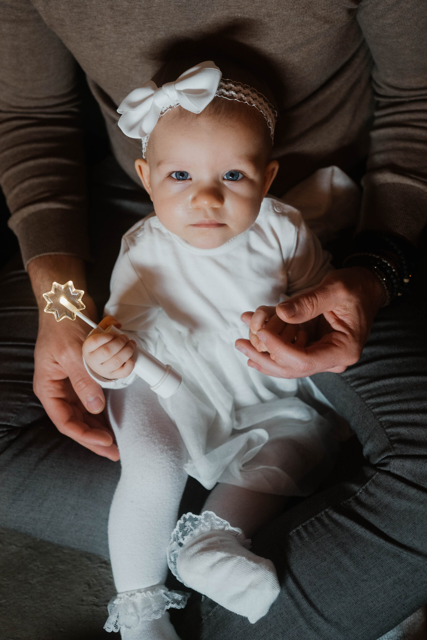 Kleines Mädchen schaut in Kamera