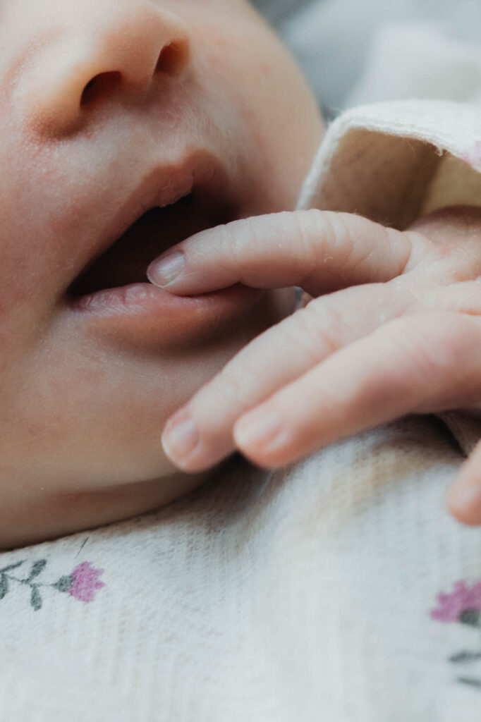 Neugeborenes Hände und Finger