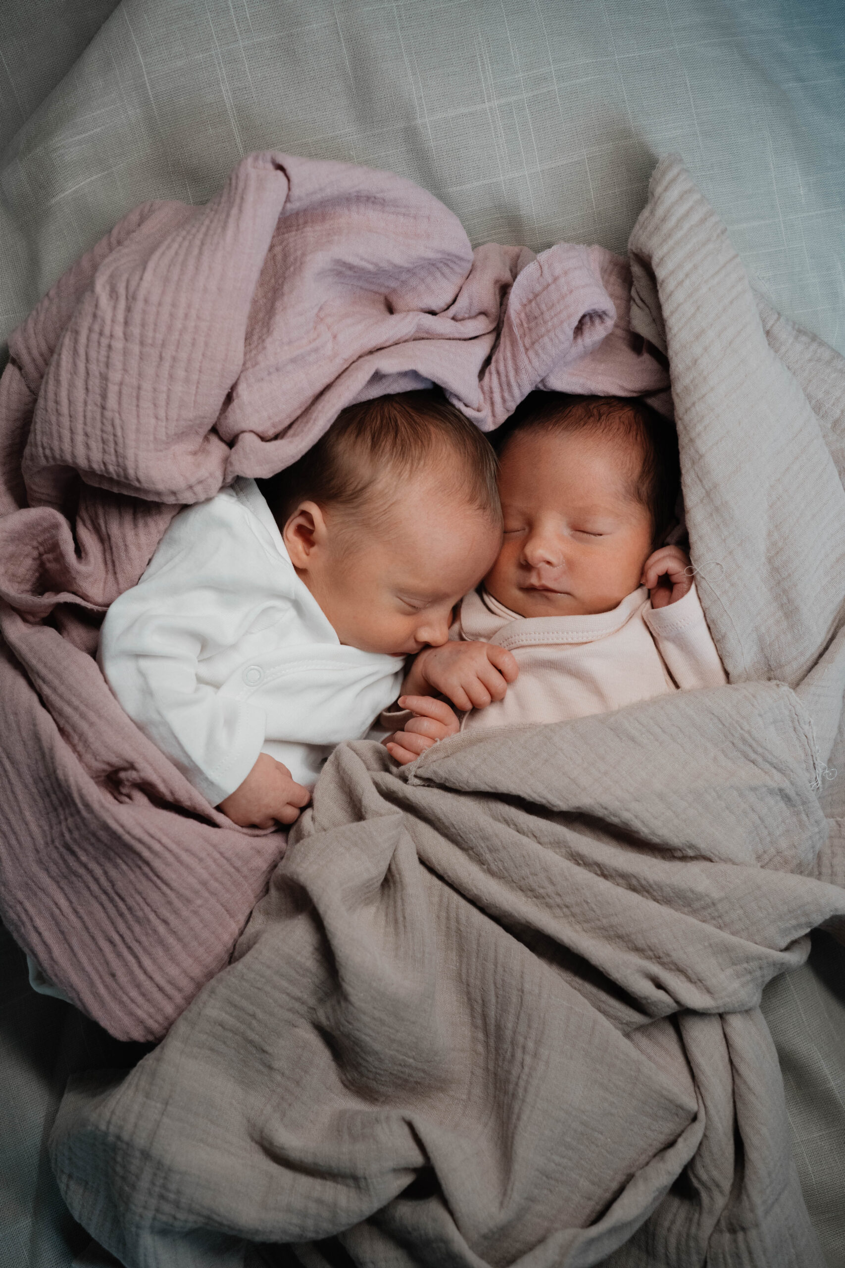 Zwillinge neugeboren liegen nebeneinander