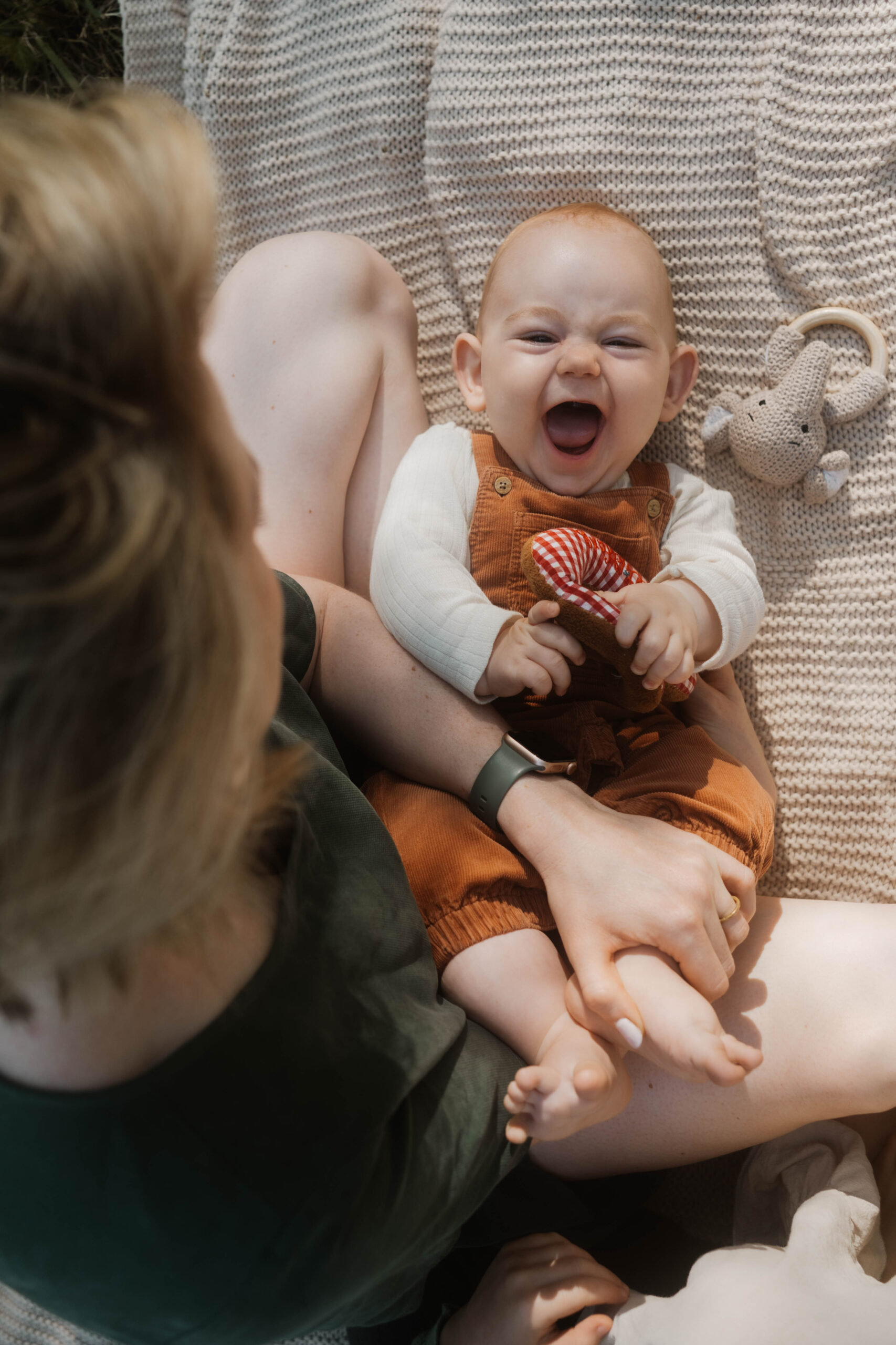 Baby lacht in Kamera