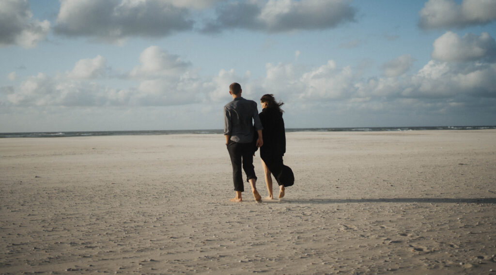 Paar läuft am Strand