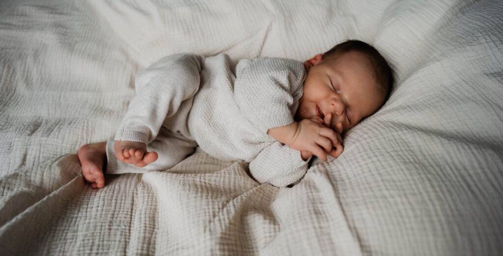 Newborn schläft und lächelt