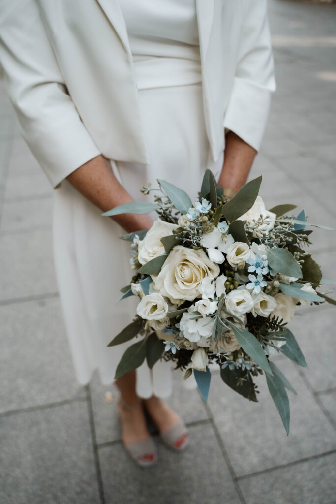 Brautstrauß in weiß mit weißen Rosen