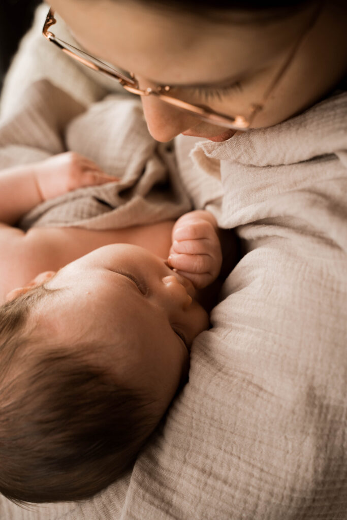 Mutter mit ihrem neugeborenem Mädchen