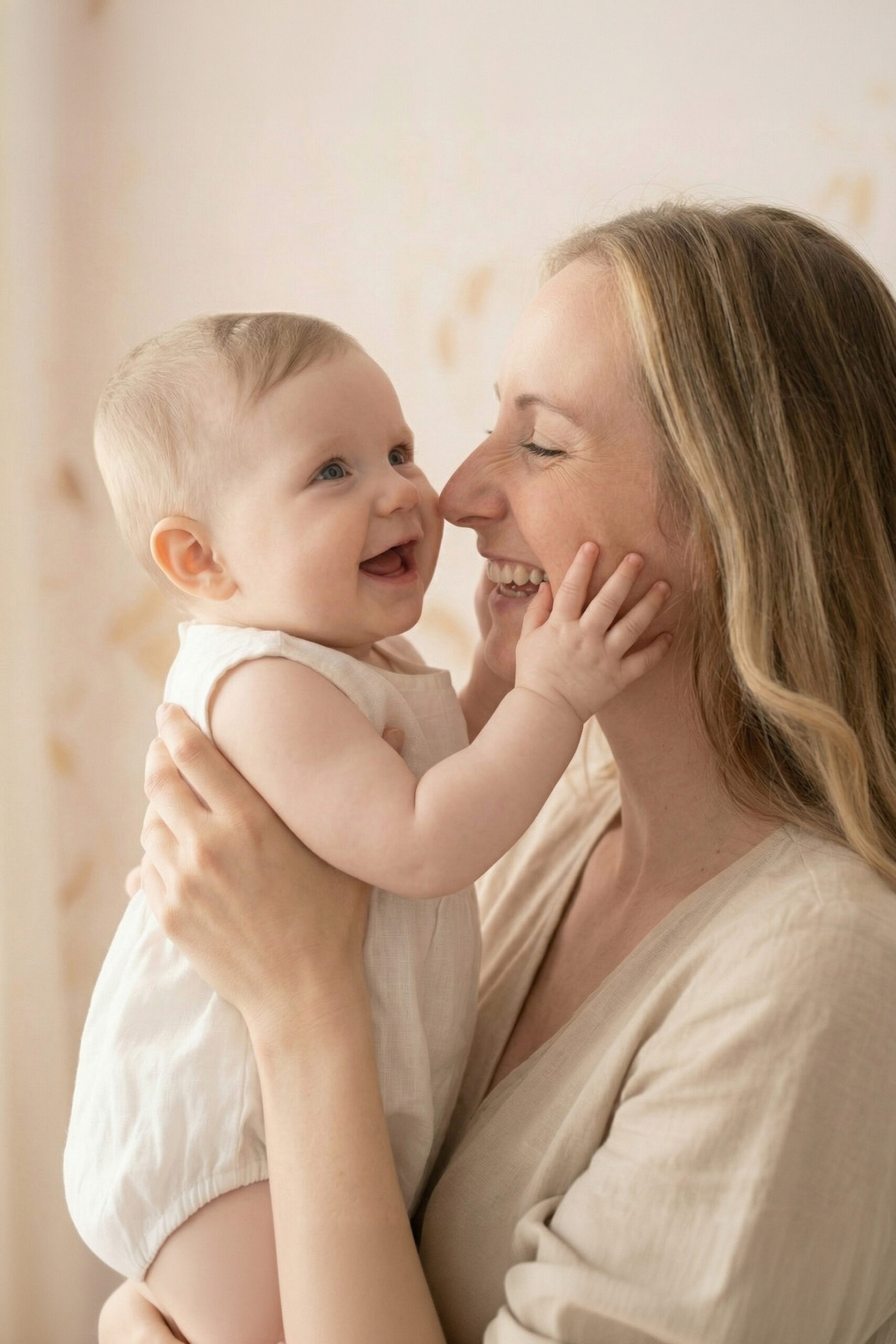 Mutter und ihr Baby lachen sich an