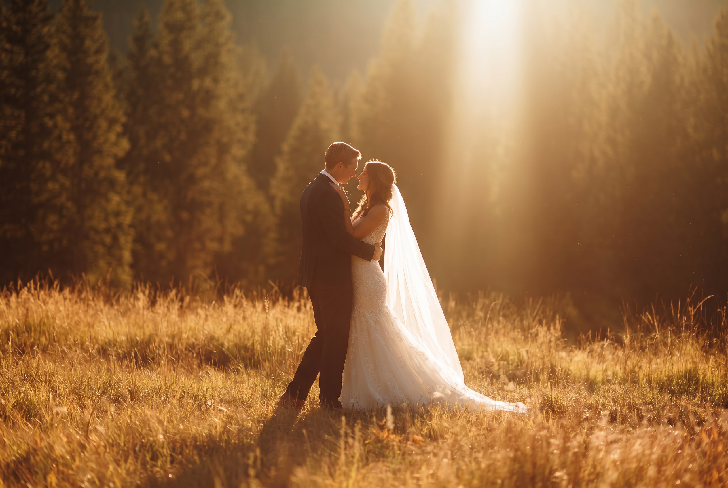 Hochzeitspaar im Sonnenuntergang
