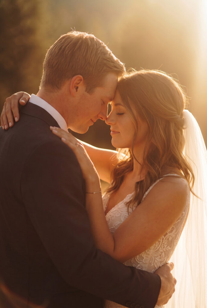 Porträt Hochzeitspaar bei Sonnenuntergang