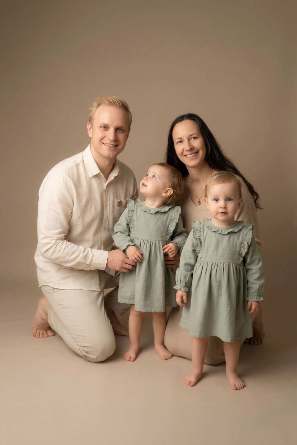 Porträt einer Familie mit Zwillingen