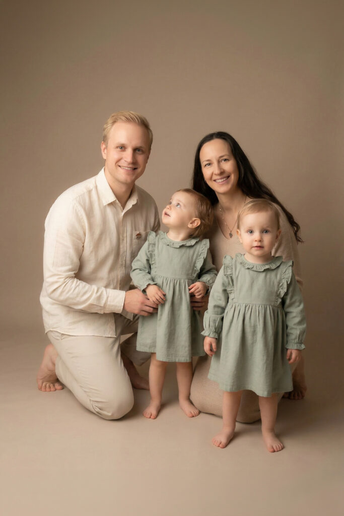 Porträt einer Familie mit Zwillingen