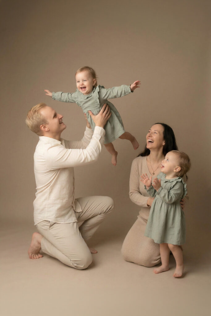 Familie mit Zwillingen spielt miteinander und lacht