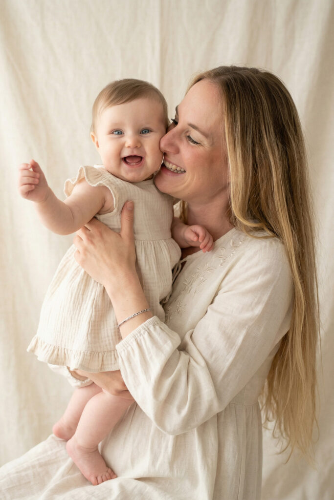 Mutter mit lachendem Baby auf dem Arm