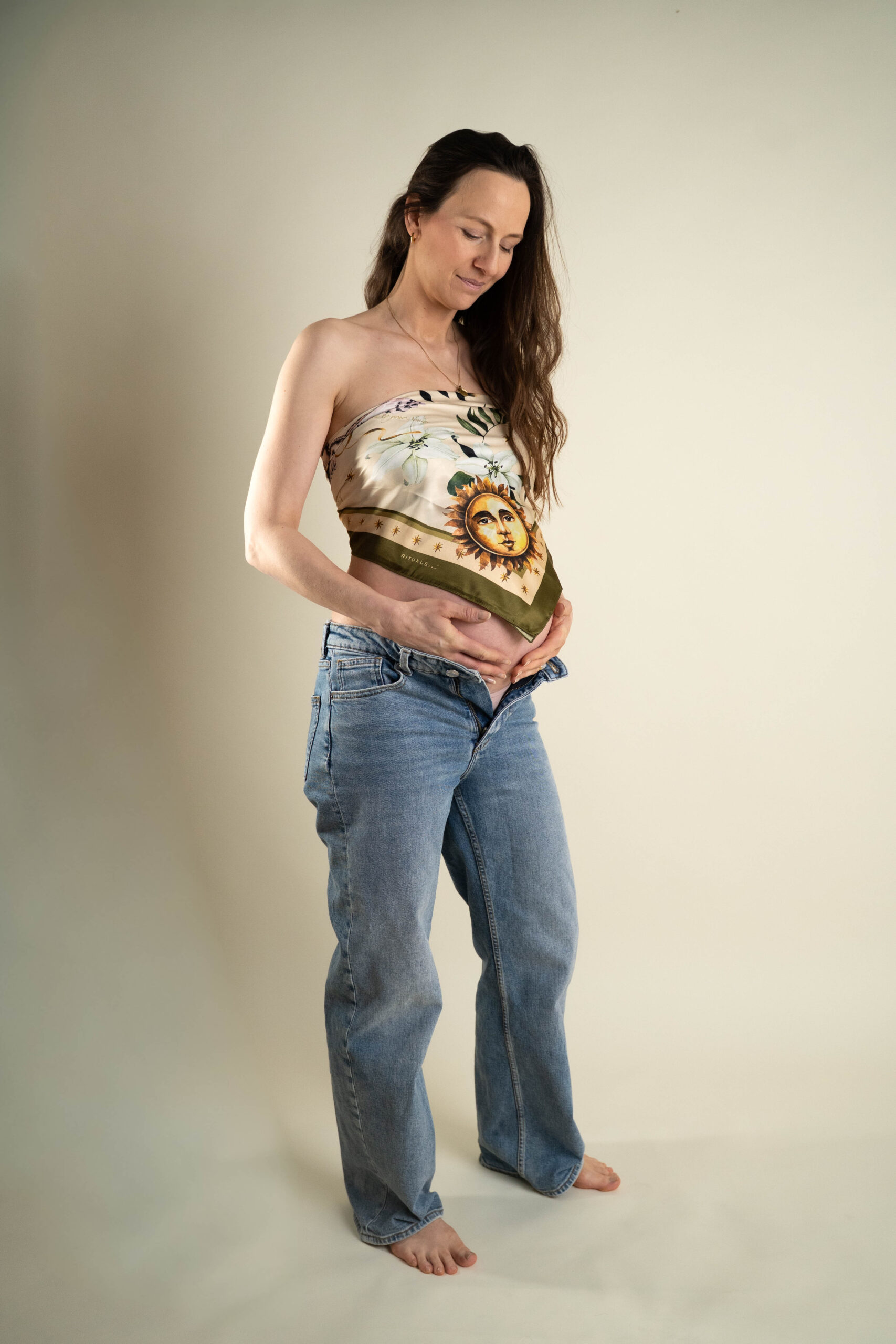 Junge Frau mit Babybauch im Studio