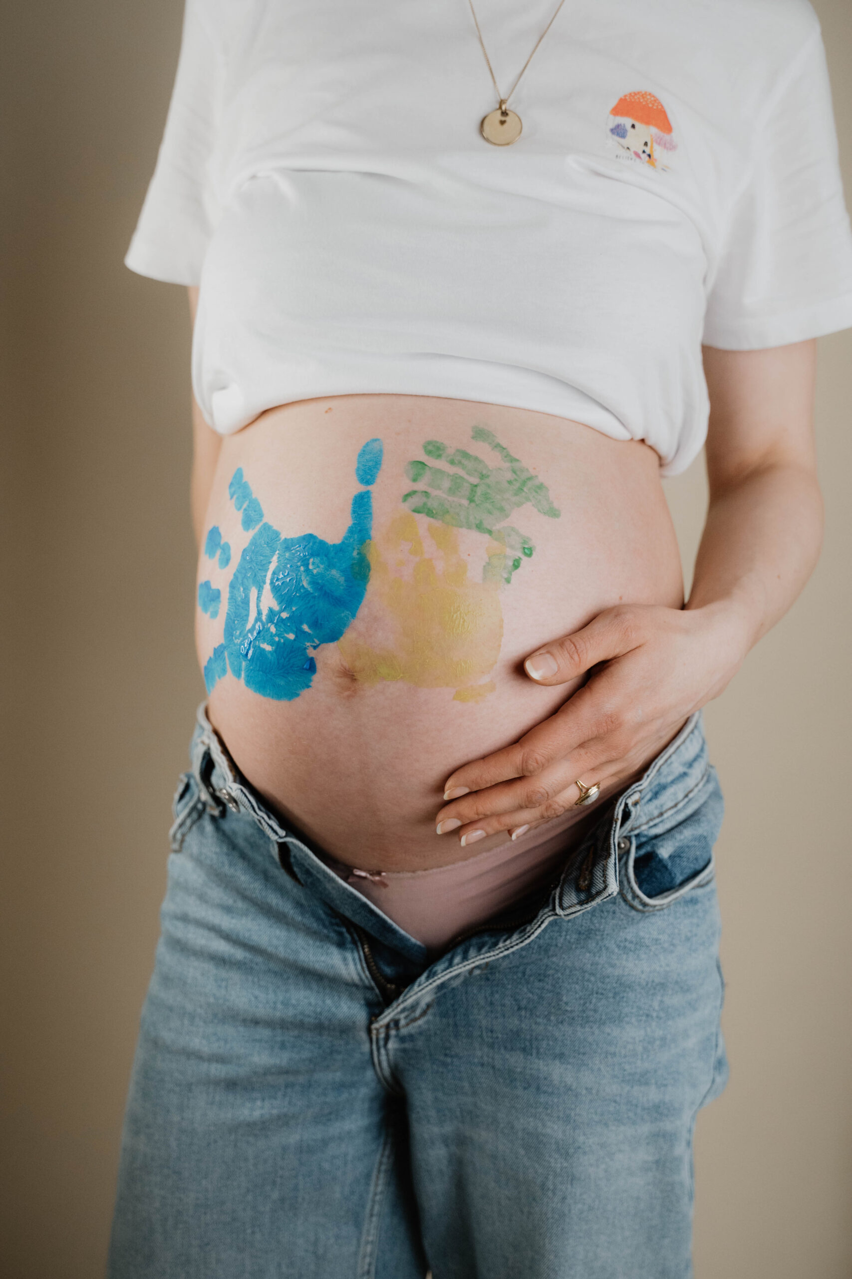 Handabdrücke auf einem Babybauch
