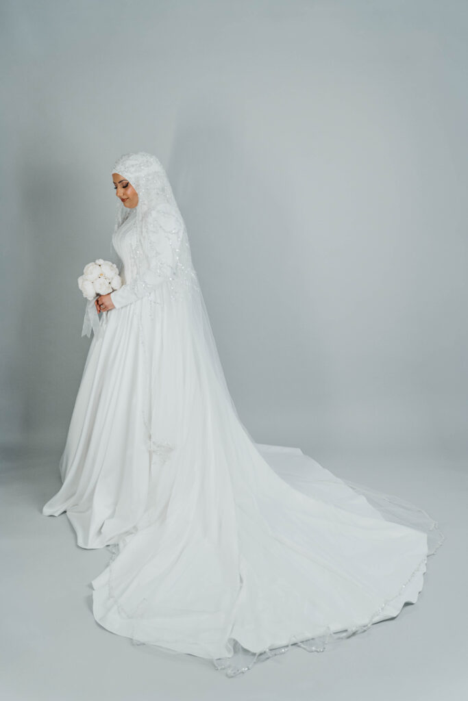 Braut mit ausgebreitetem Kleid von hinten