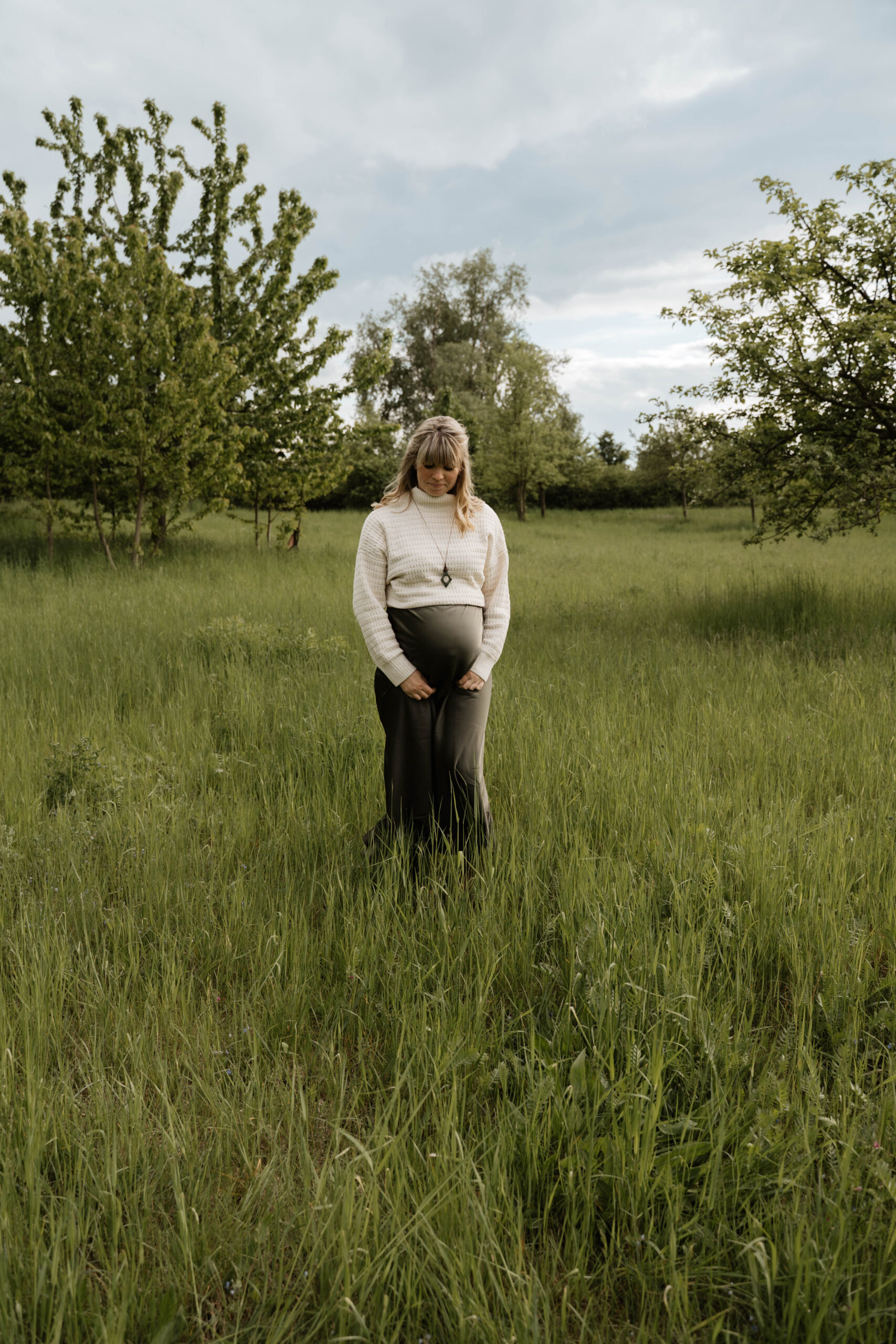 Schwangere Frau mit Babybauch in der Natur