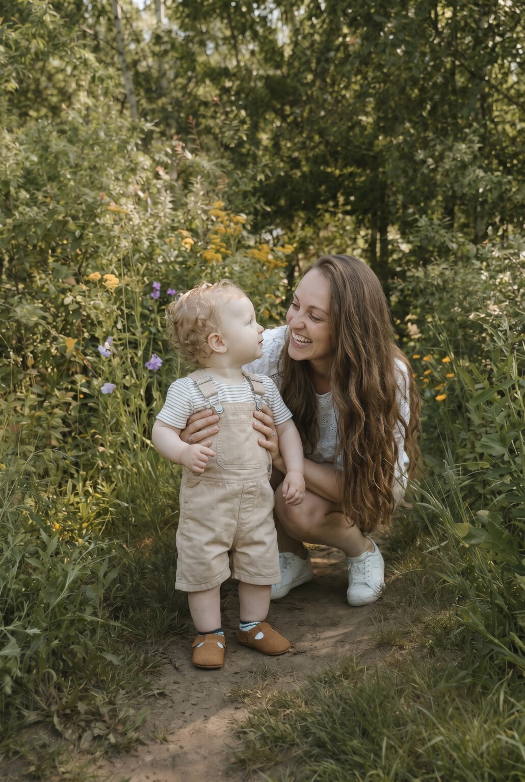 Junge Mutter mit kleinem Kind in der Natur
