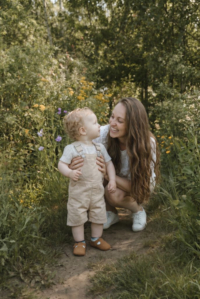 Junge Mutter mit kleinem Kind in der Natur