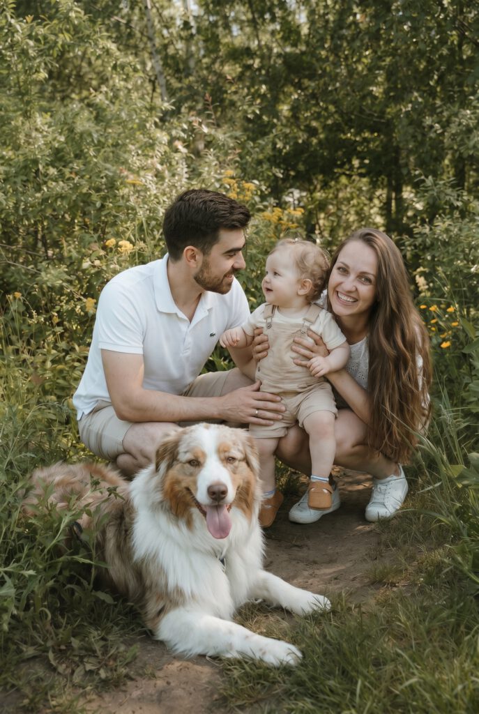 Junge Familie mit Hund in Natur