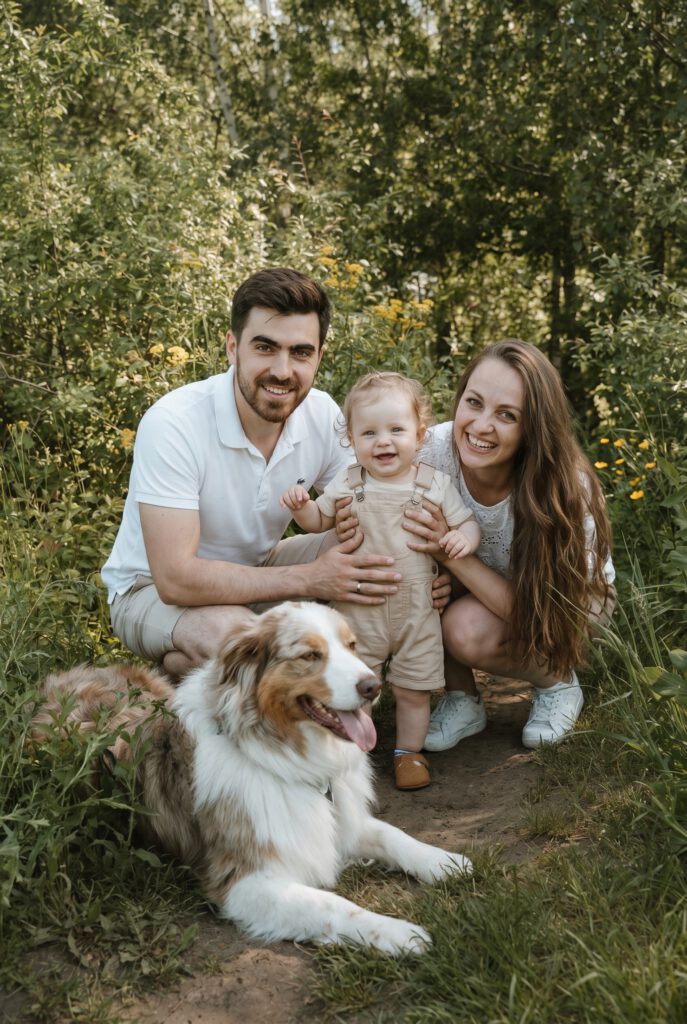 Junge Familie mit Hund in Natur