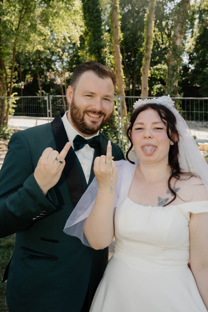 Brautpaar Spaßfoto mit den Ringen