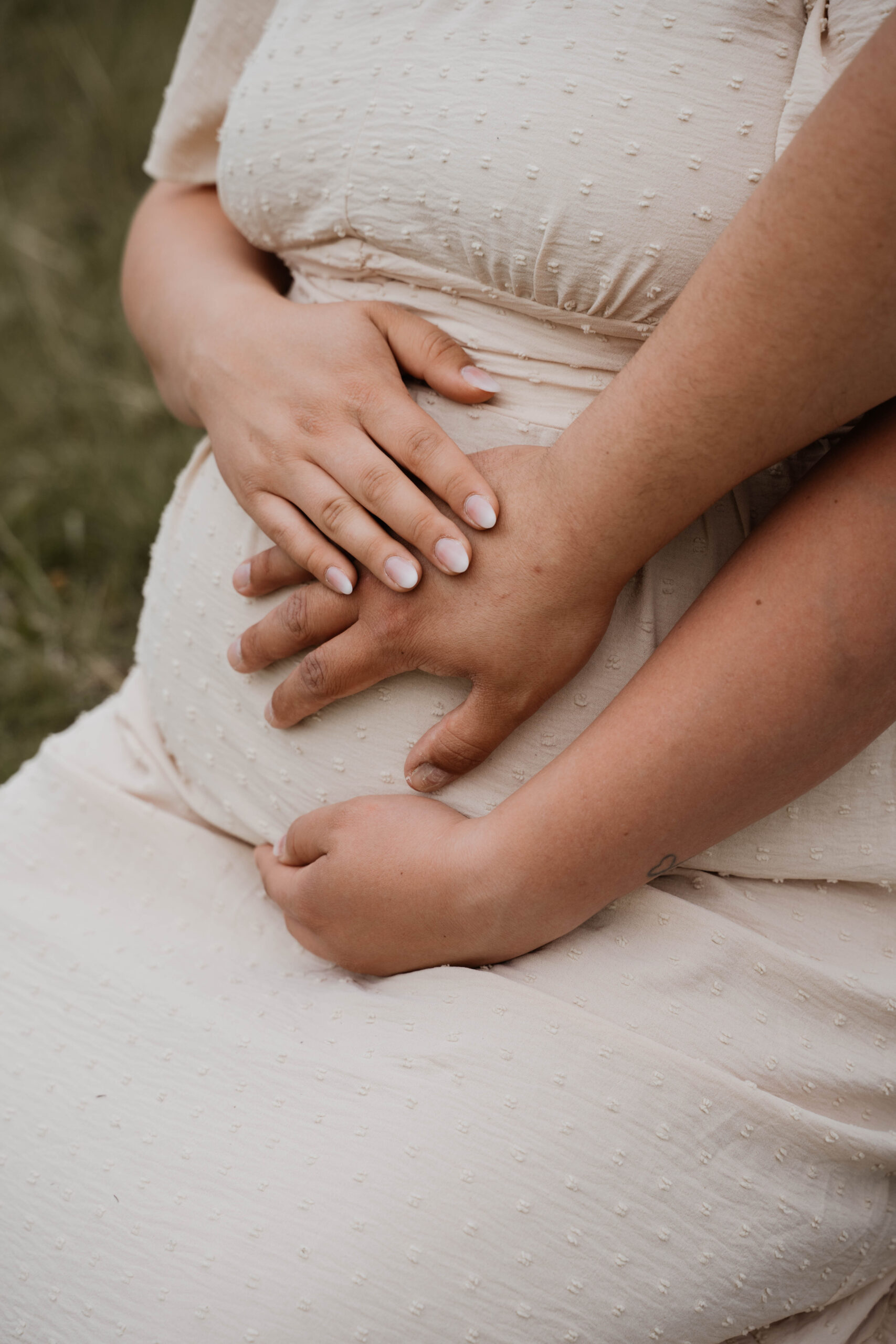 Hände auf Babybauch