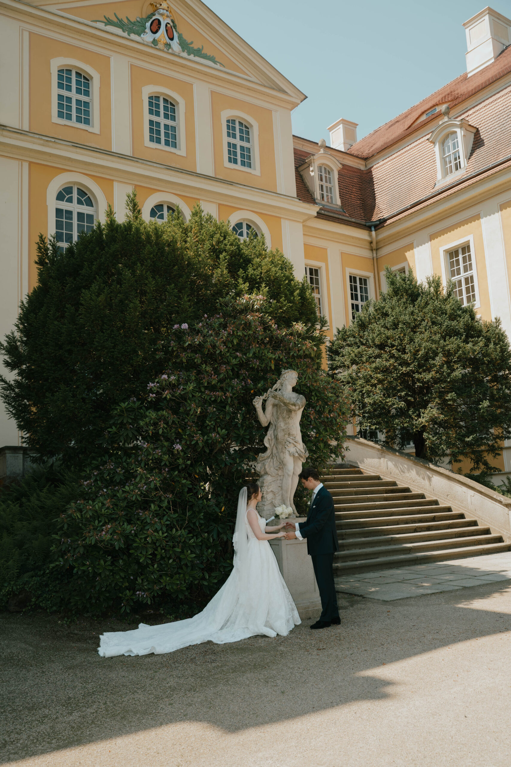 Brautpaar vor einem alten Barockschloss
