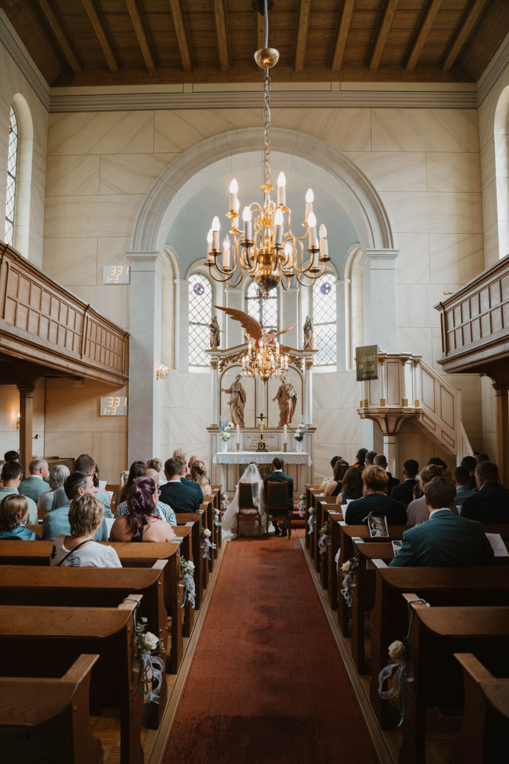 Brautpaar in der Kirche bei der Trauung
