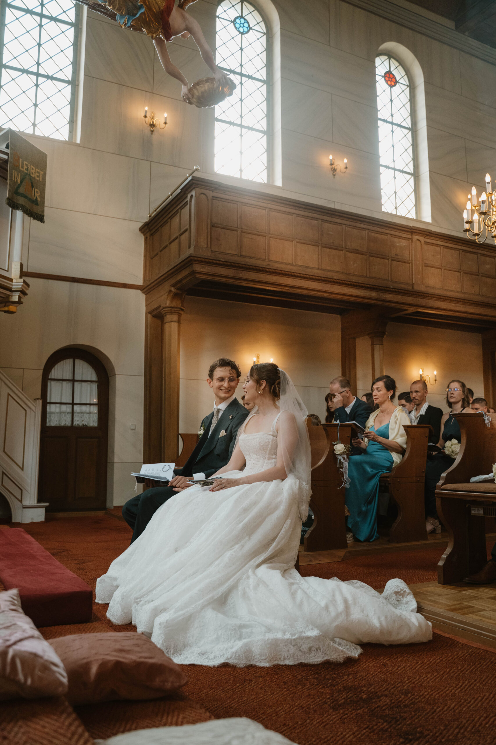 Brautpaar in der Kirche bei der Trauung