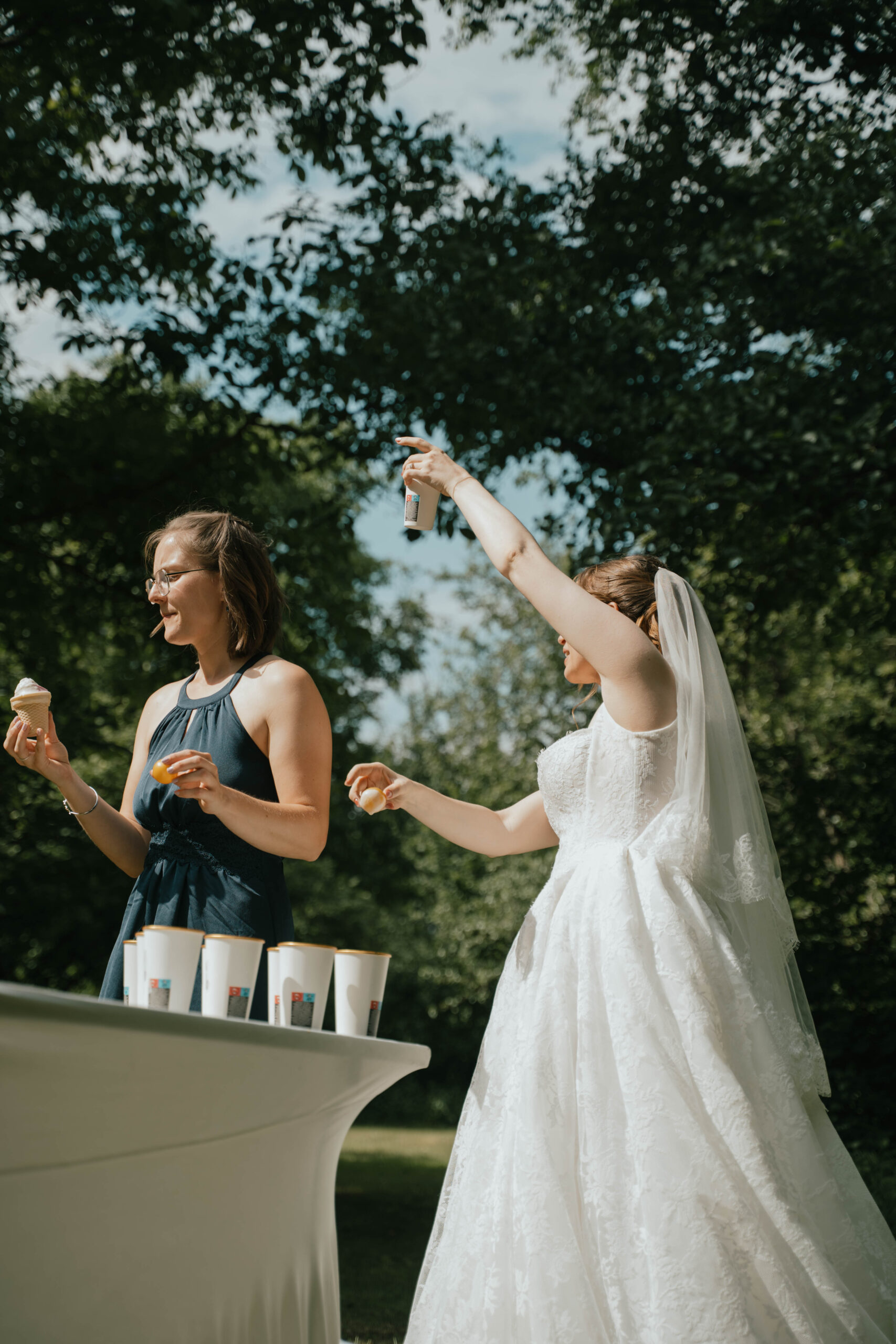 Braut spielt Bier-Pong