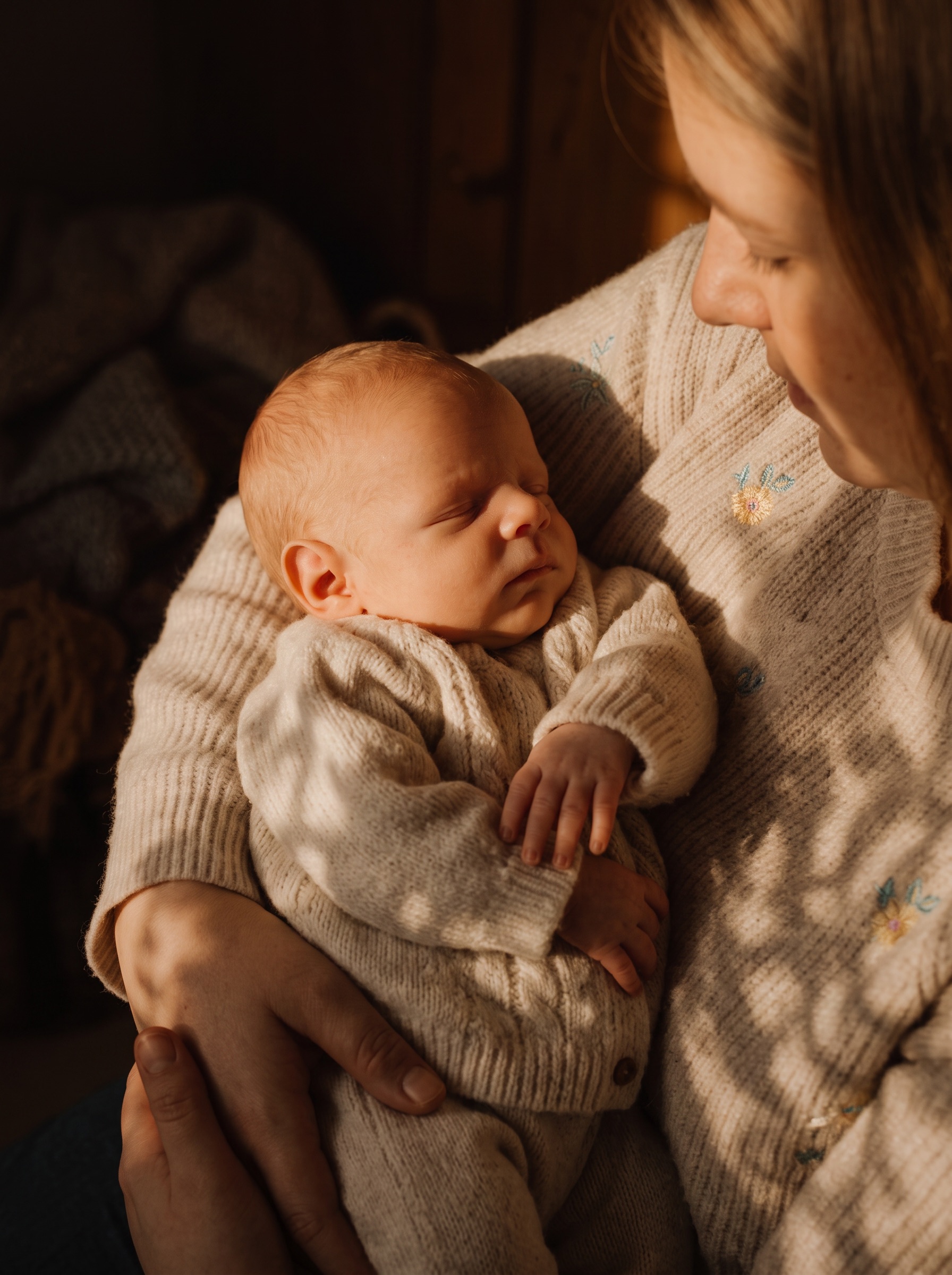 Neugeborenes im Arm der Mutter