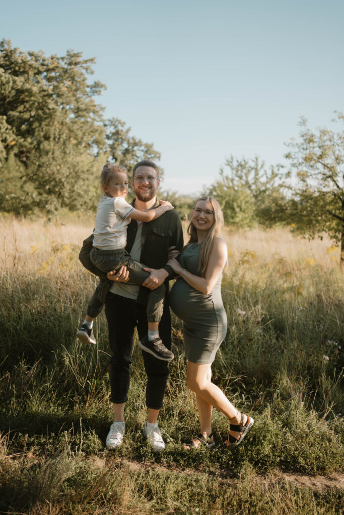 Junge Familie im Park beim Fotoshooting