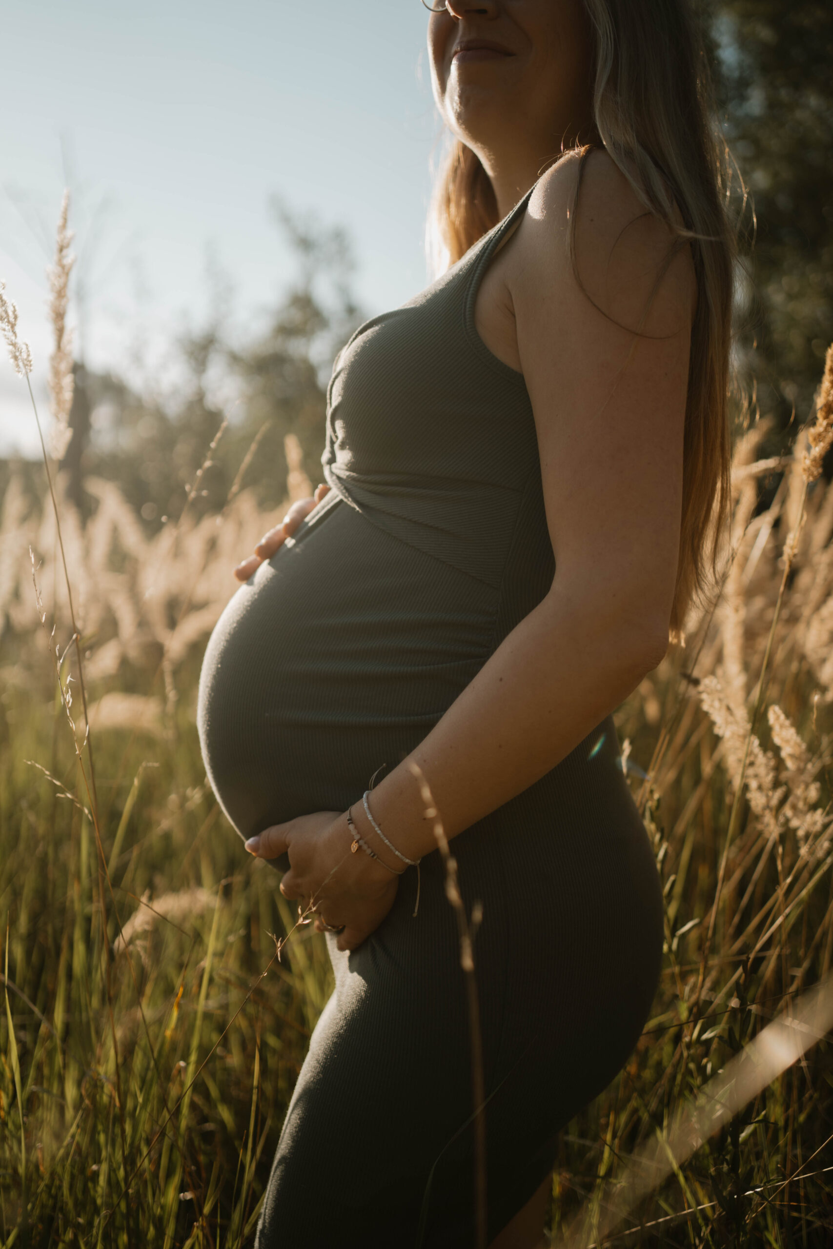 Babybauch Shooting im Weizenfeld