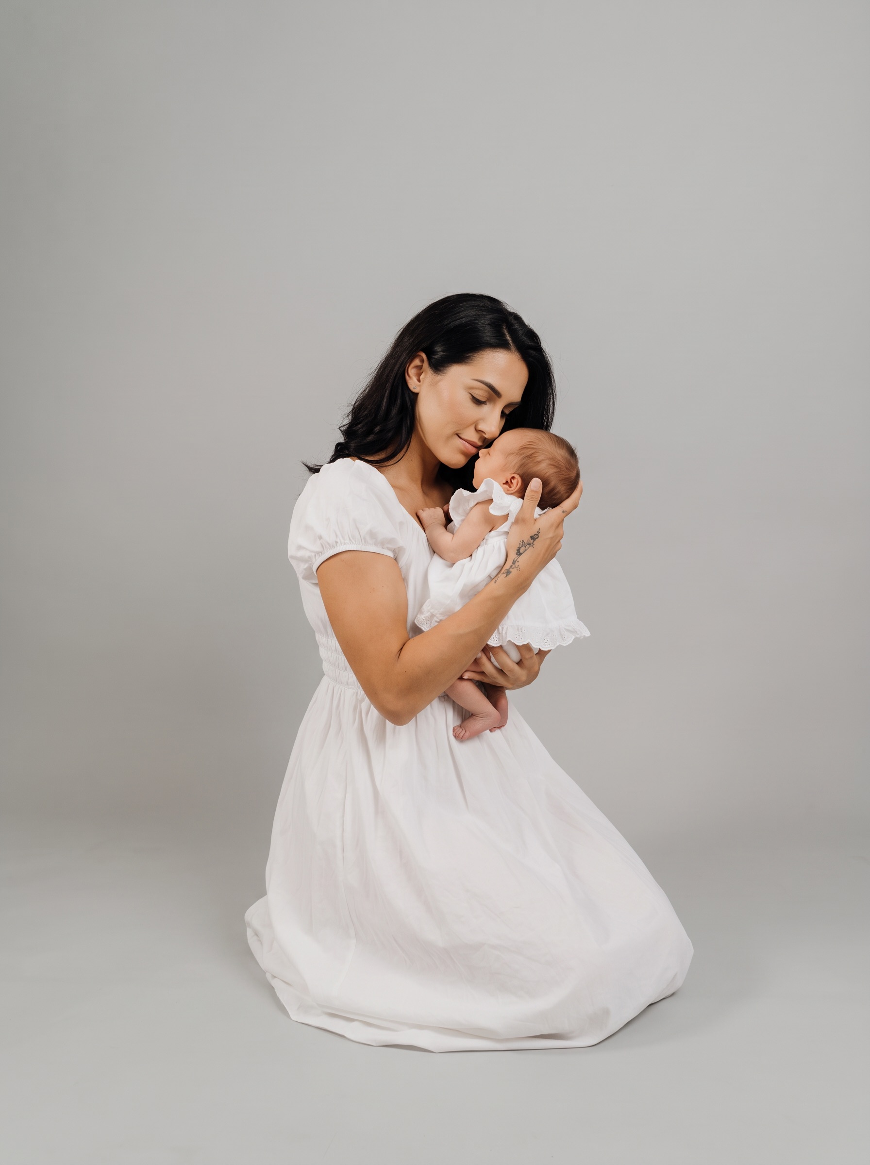 Mutter mit Neugeborenen im Fotostudio