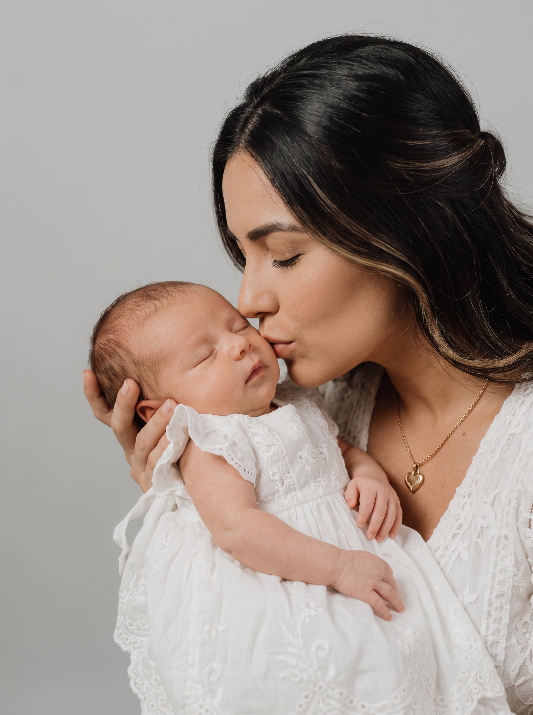 Neugeborenes Kind und Mutter im Fotostudio